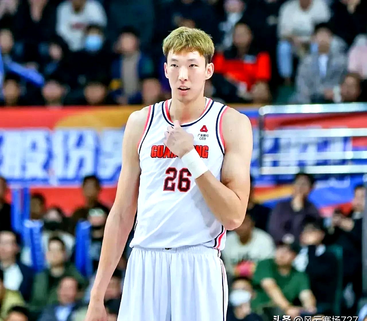 周琦加盟火箭引发球迷热议，网友称其是中国篮坛的“希望之星”的简单介绍