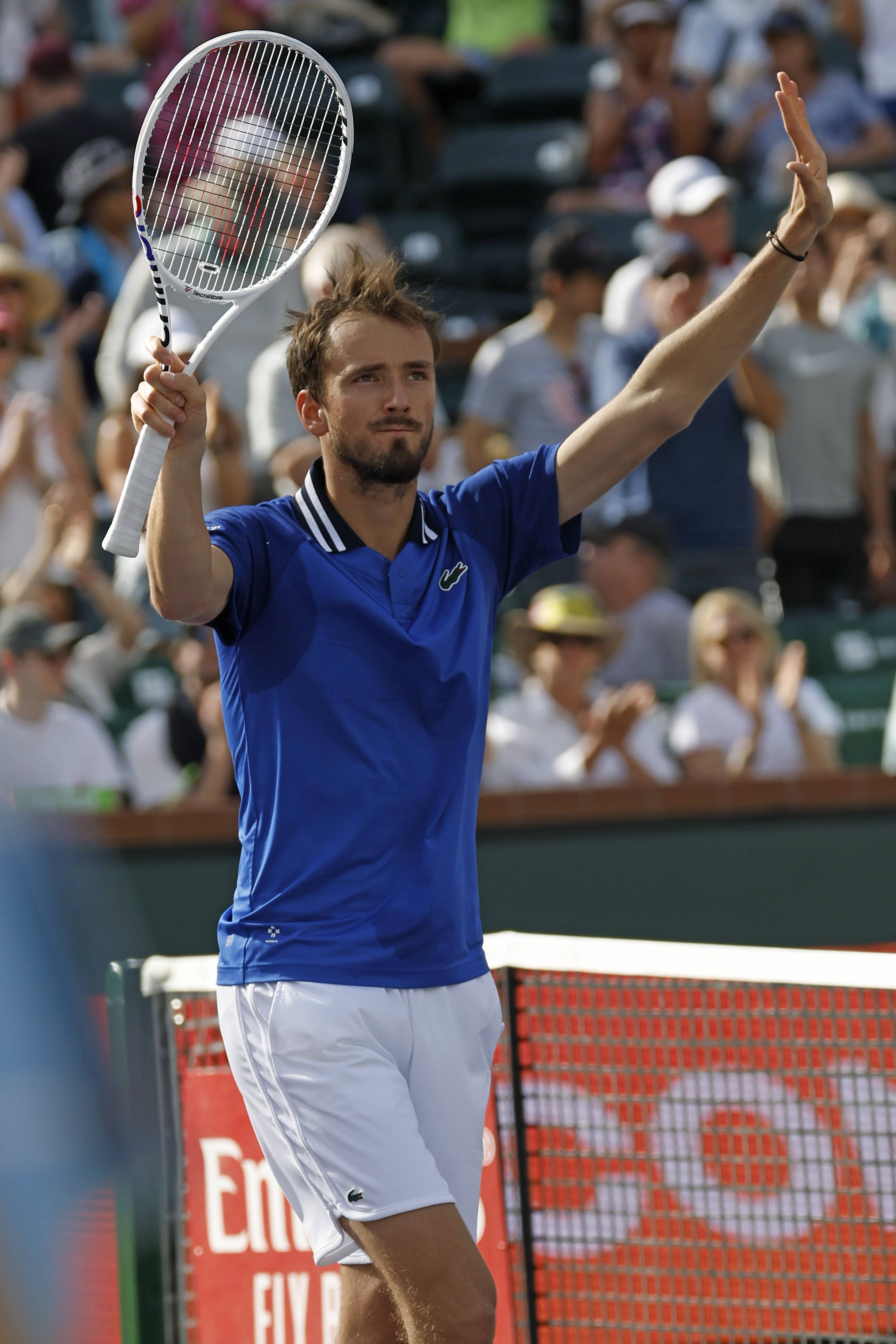 包含意大利网球队绝杀世界网球队，梅德韦杰夫关键制胜的词条