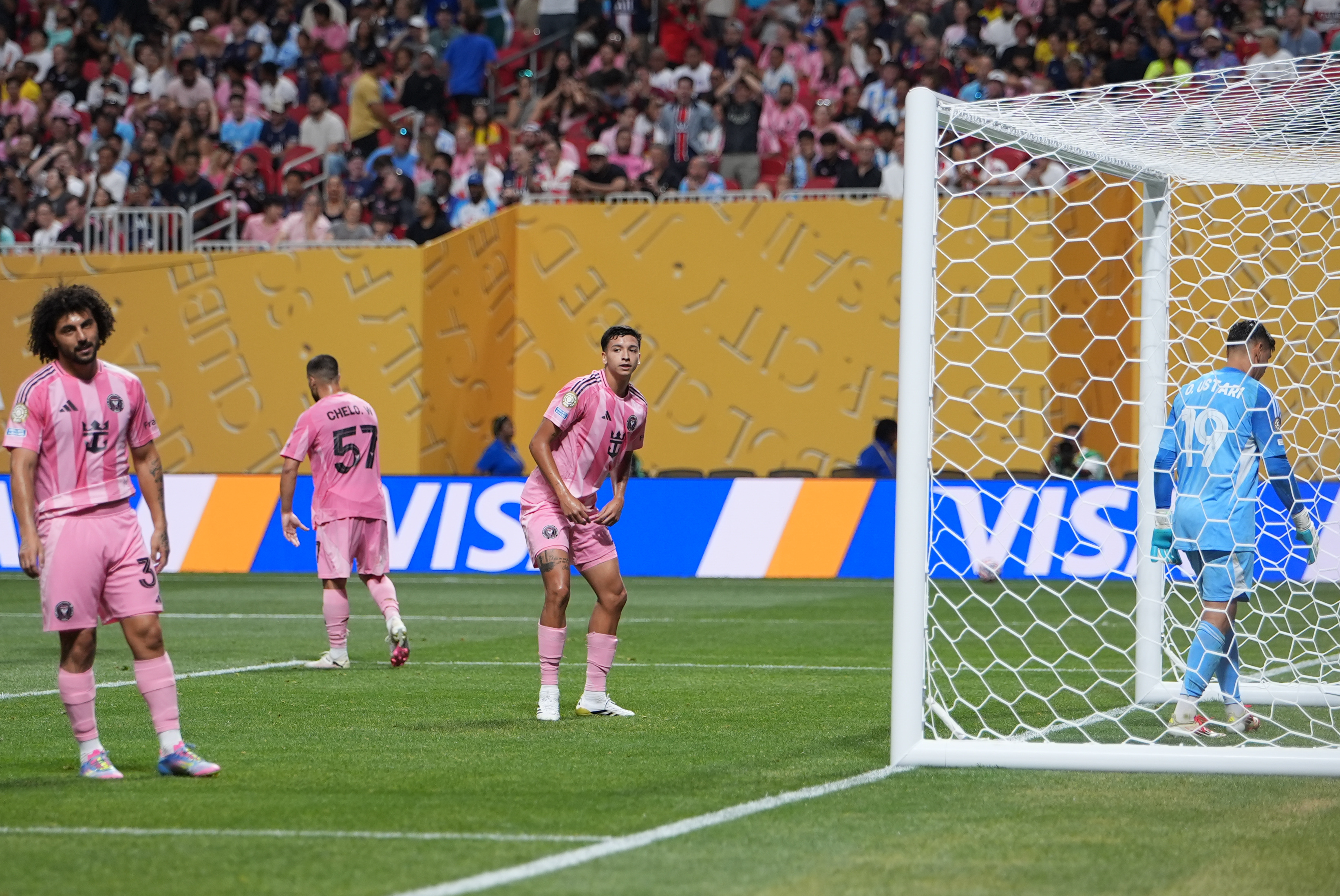 巴黎圣日耳曼逆转胜出，赢得现场掌声