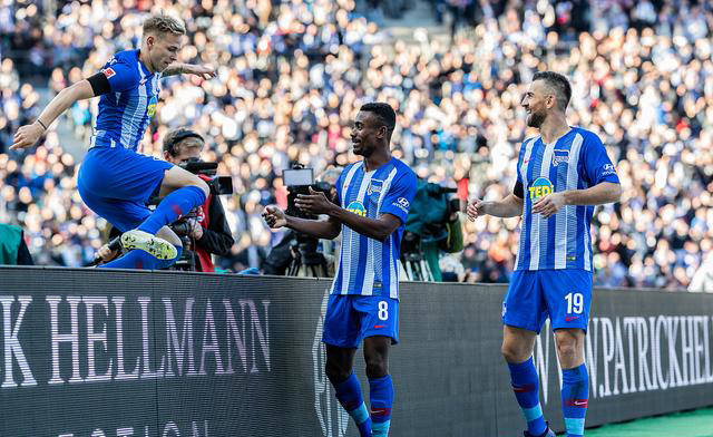 包含柏林赫塔队在客场失利，战绩下滑的词条