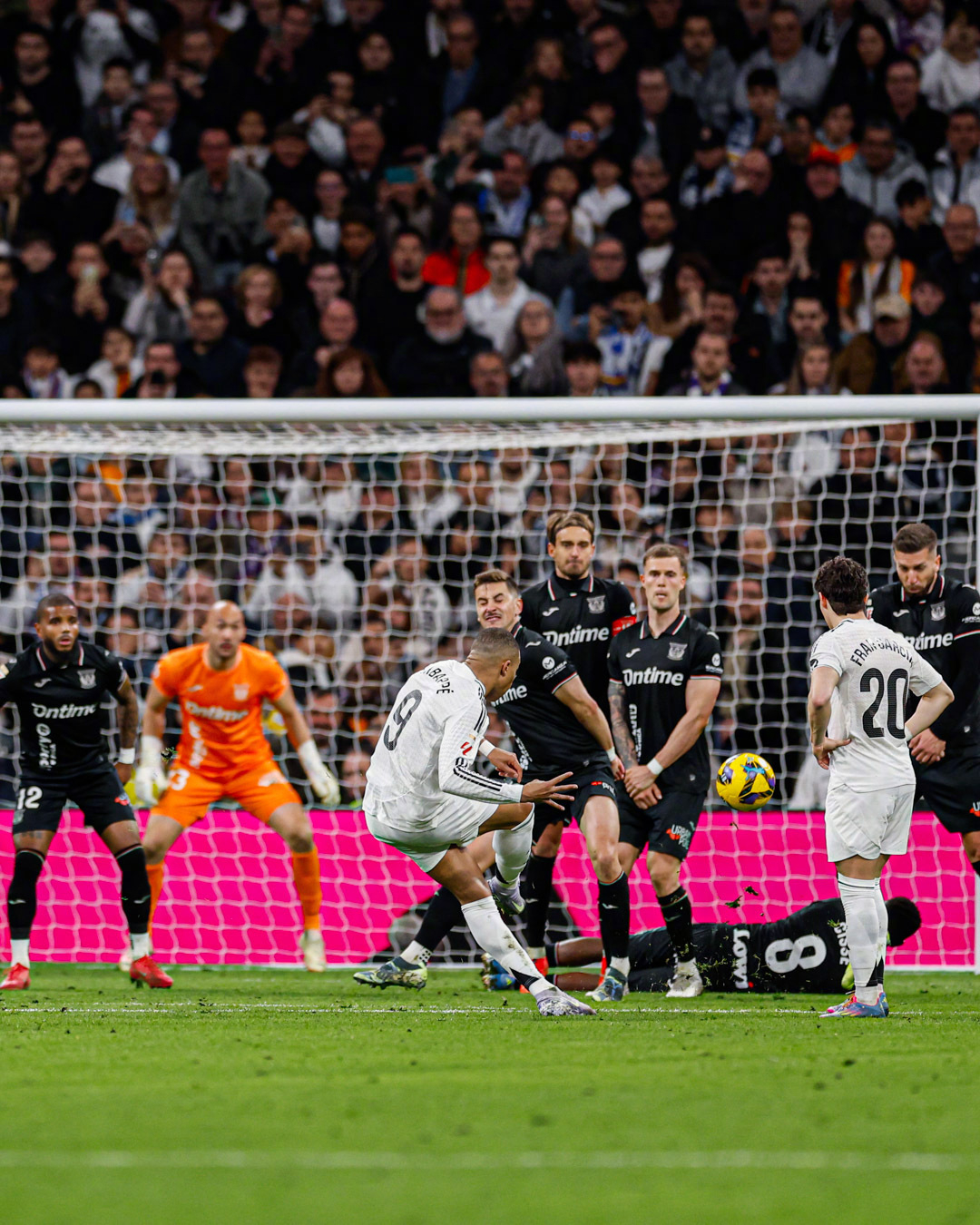 包含皇马后防线突现漏洞：遭对手破门的词条