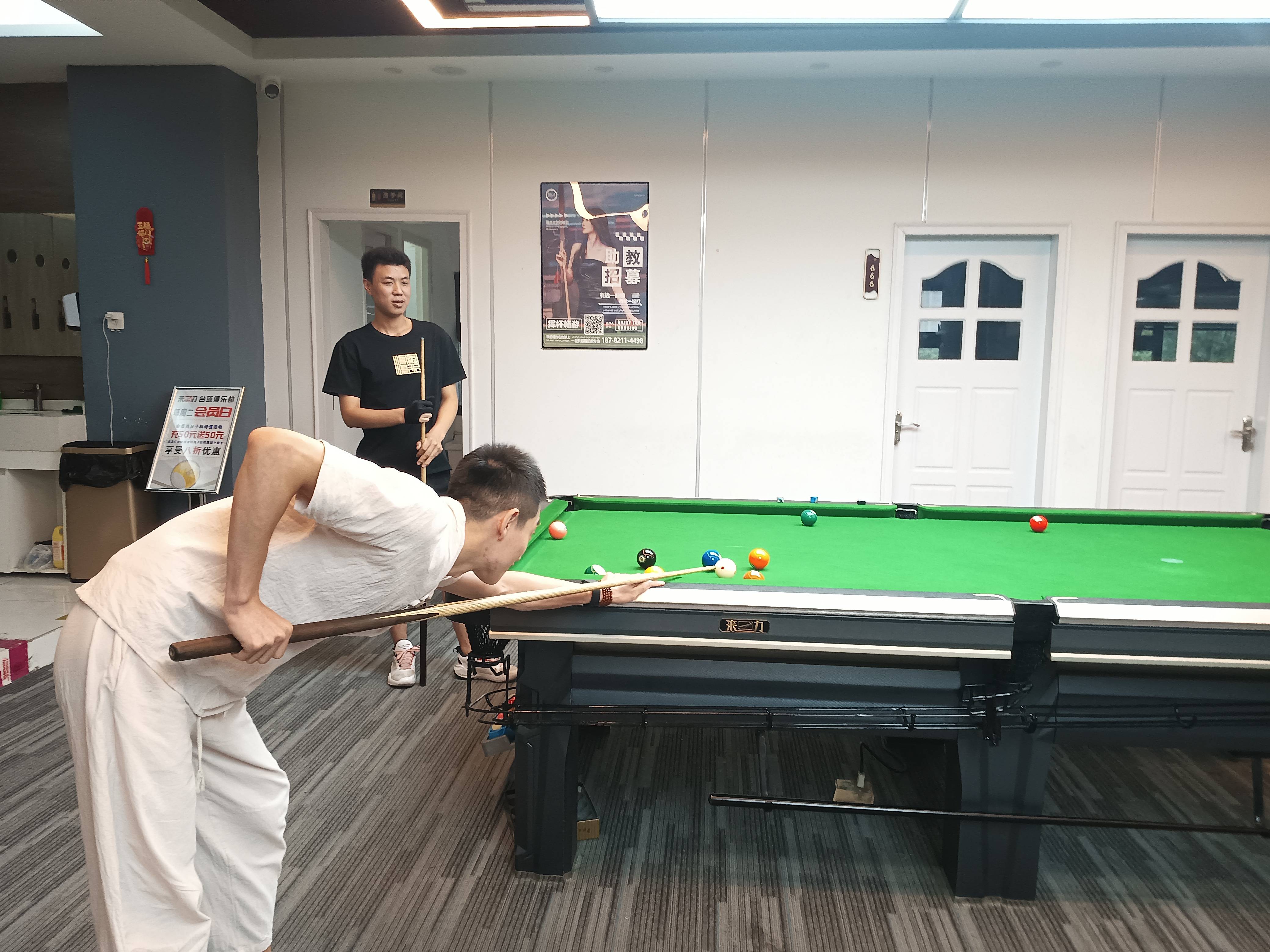 卓越的球技展现，球场激情涌动