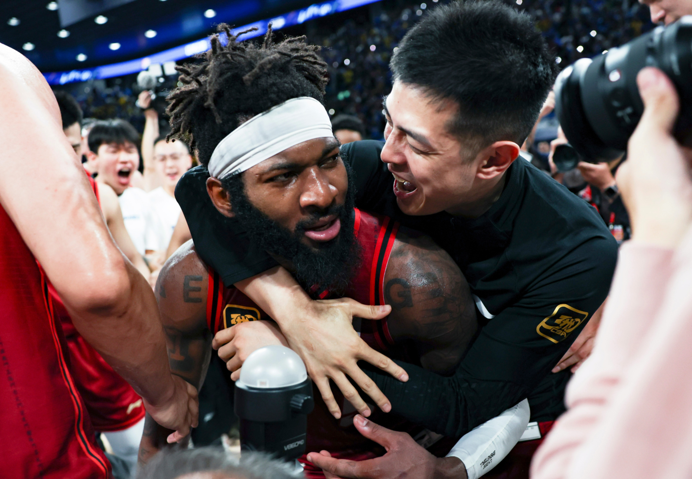 关于老鹰球员聚集讨论训练方法，提高球队实力的信息