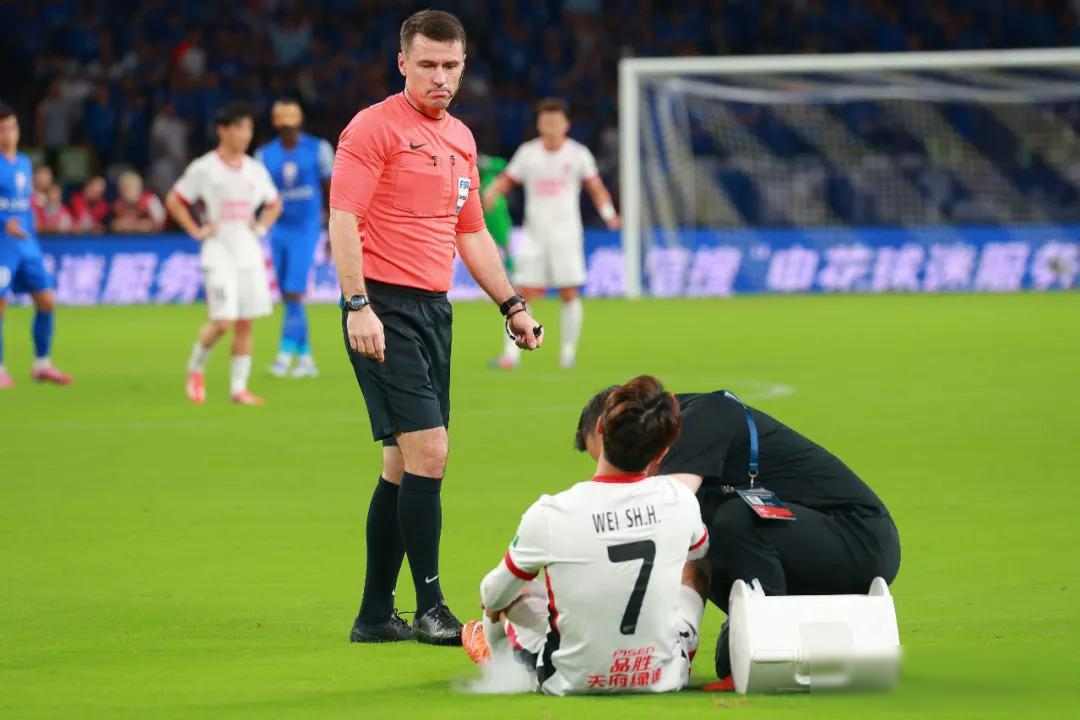 包含惊险对决悬念赛局引发足坛热议的词条 包含惊险对决悬念赛局引发足坛热议的词条