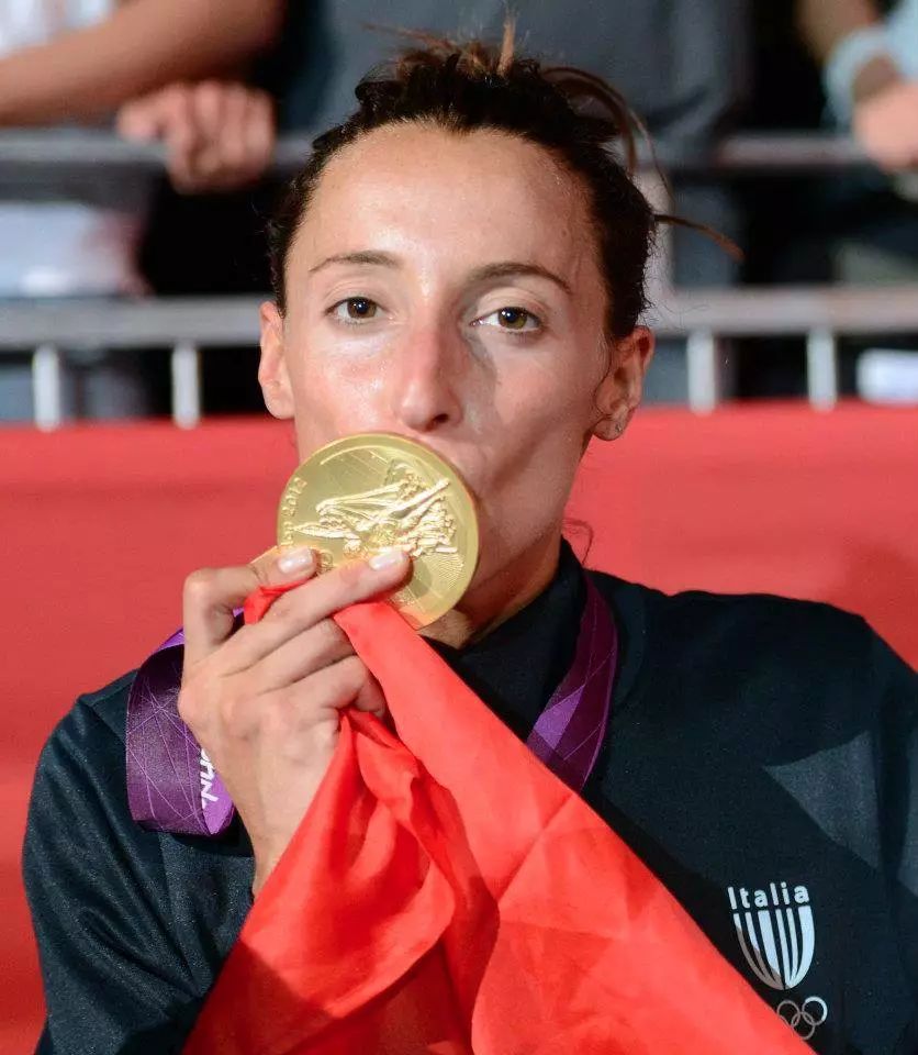 西班牙运动员在击剑比赛中获得银牌