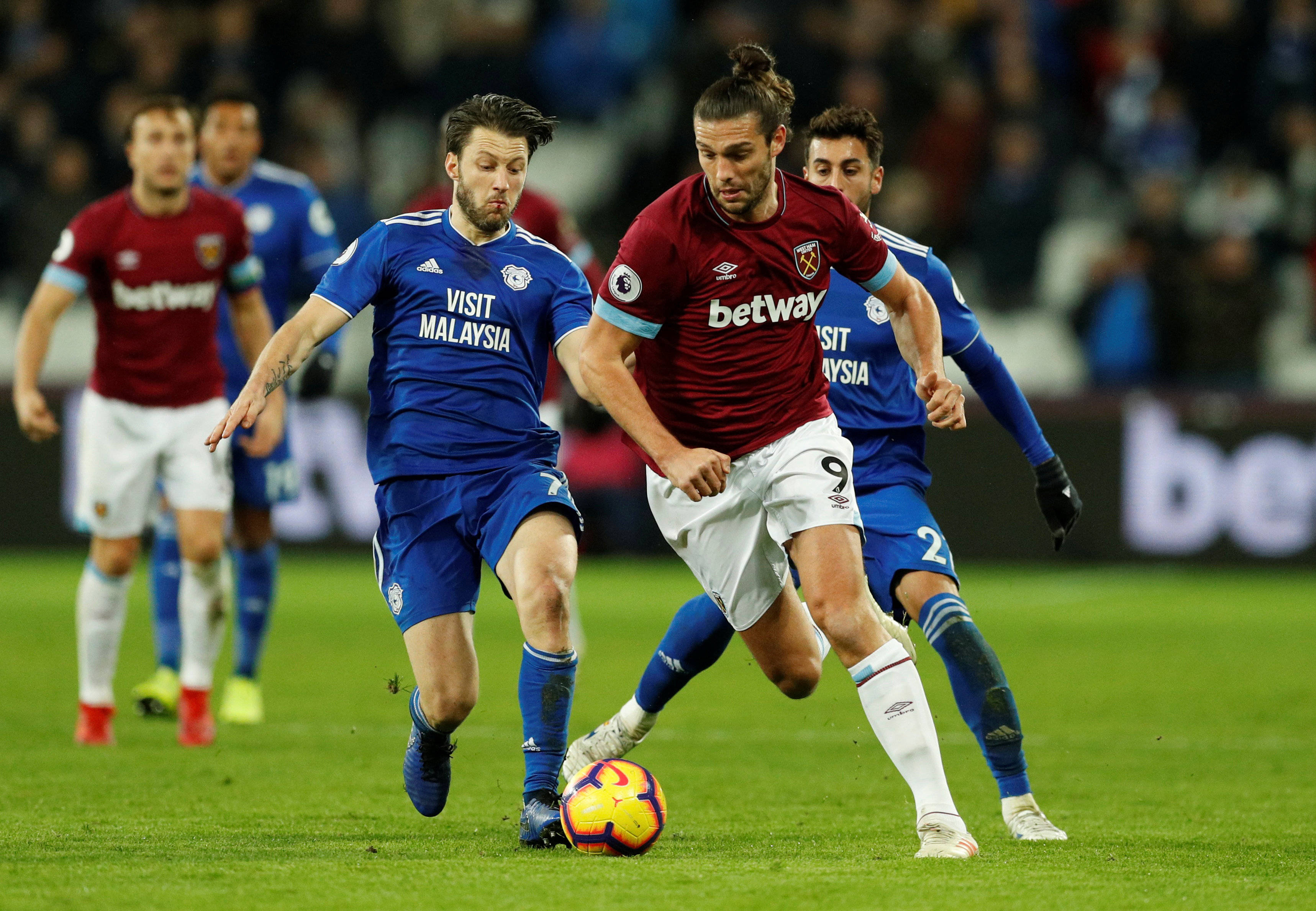 包含利兹联客场告捷，保级形势趋于乐观的词条