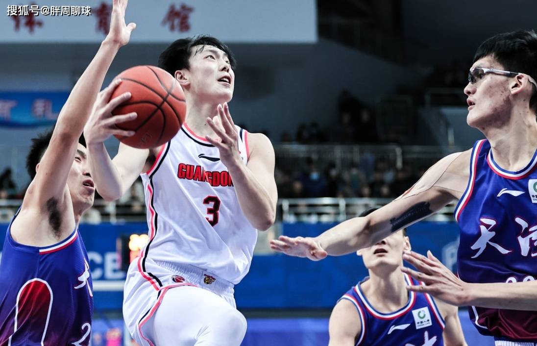 广东宏远队在比赛中迎战实力强劲的对手