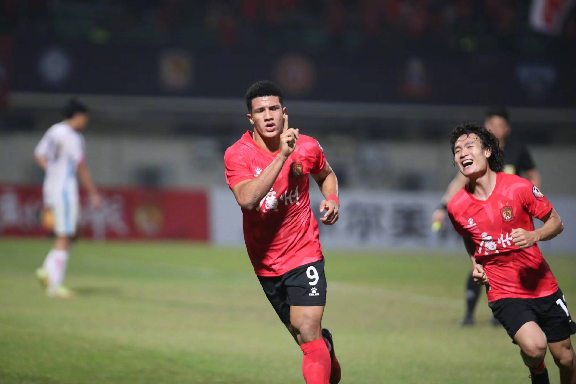 包含河北队客场赢下广西，提升排名势头的词条