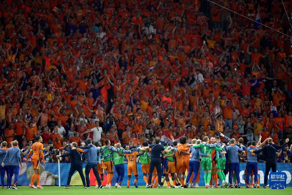 包含荷兰队喜迎胜利，成功晋级下一轮比赛的词条