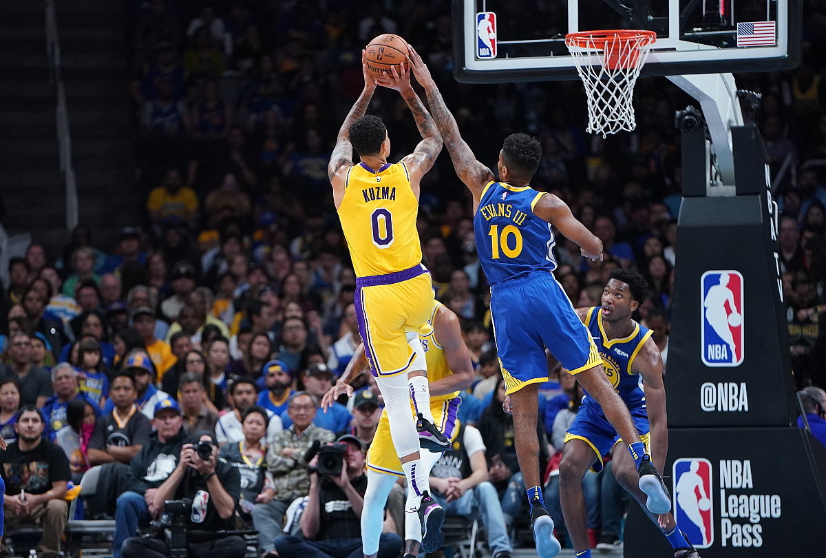 猛龙横扫雷霆,库里点燃赛场 猛龙横扫雷霆,库里点燃赛场